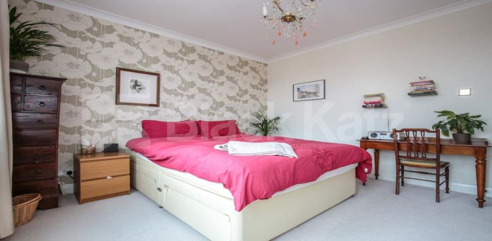 			NEW INSTRUCTION!, 2 Bedroom, 1 bath, 1 reception Apartment			 Ferme Park Road, CROUCH END